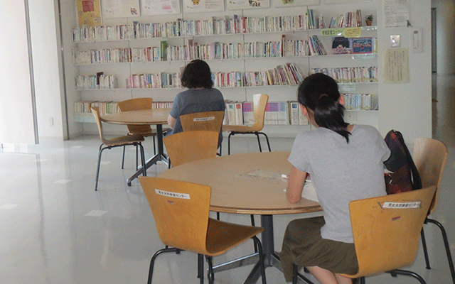 図書コーナーでの自主活動風景