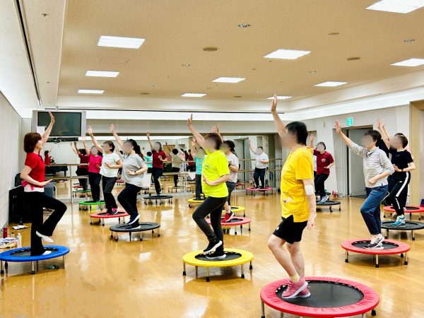 楽しく汗を! ミニトランポリン体操