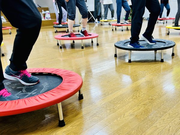 楽しく汗を! ミニトランポリン体操
